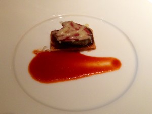 甘く炒めた玉ねぎと鶏白レバーのタルト仕立て　オリエンタルな風味のフランス風トマトソースで（J.H.V.）
