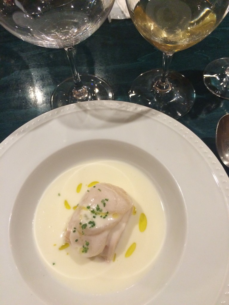 新玉葱の冷たいスープ　ベーコンのスフォルマートと帆立貝のマリネ×2011　Chardonnay