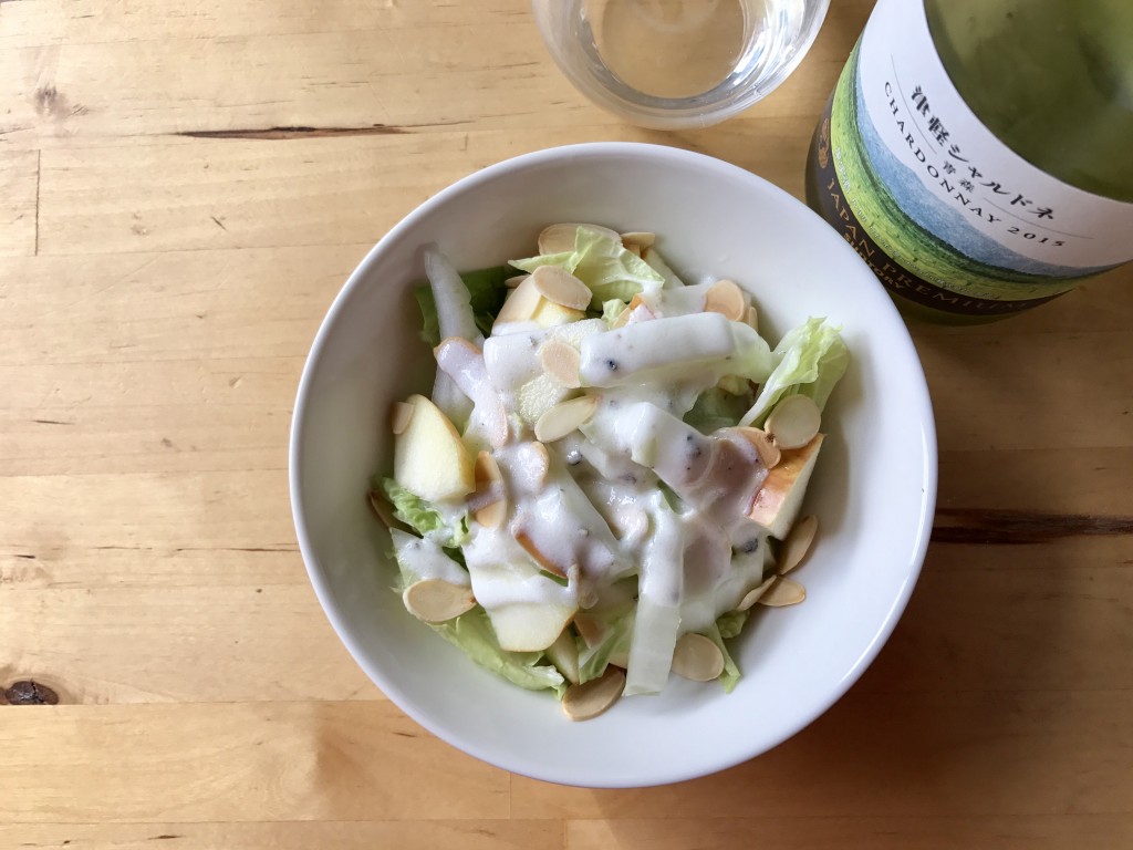 白菜とりんごのサラダ × ジャパンプレミアム 津軽シャルドネ 2015