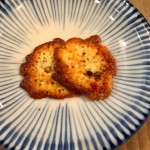 【レシピブログ】ペッパー風味のカリカリチーズせんべい × 山梨の赤