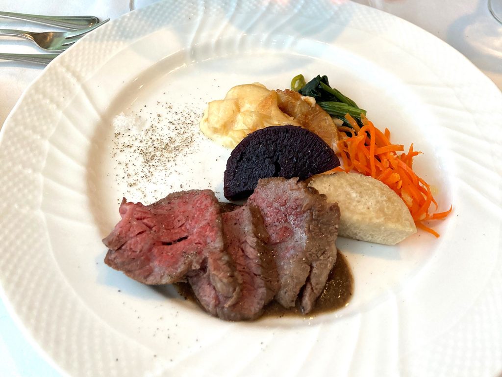宮崎産黒毛和牛「都萬牛」のロティ マディラ風味のソースデュクセル
